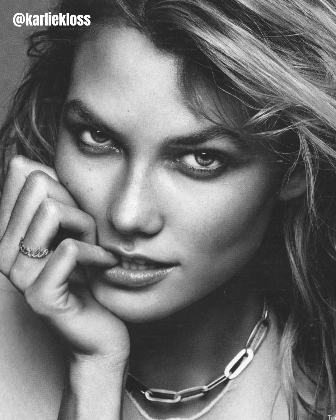 Karlie Kloss avec bijou Thea